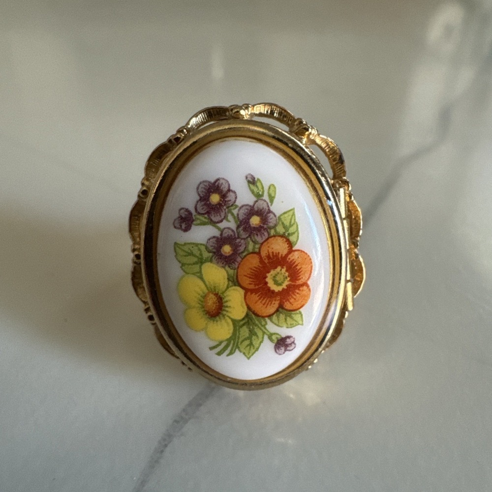 Avon Vintage Gold Tone Floral Oval Porcelain Locket Cocktail Ring Signed‎